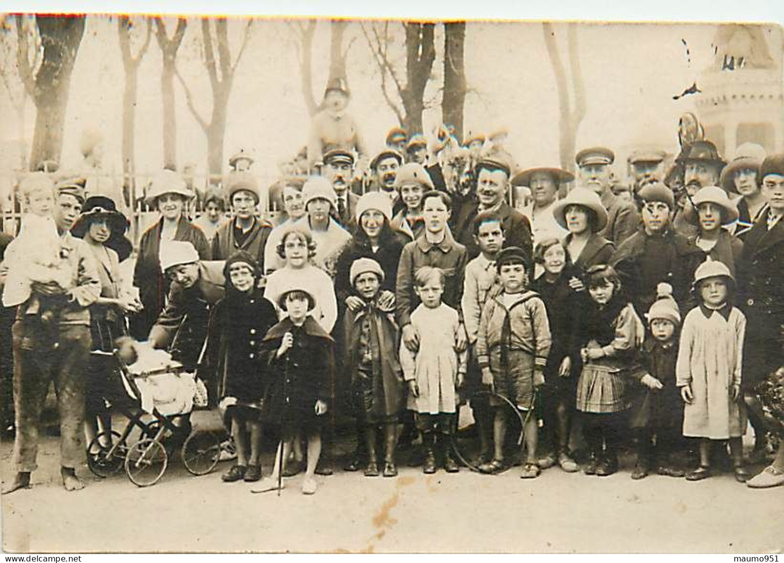 80 CARTE  PHOTO -  LE CROTOY - UN COIN DE LA PLACE DU MARCHE LES GENS DU PAYS - Le Crotoy