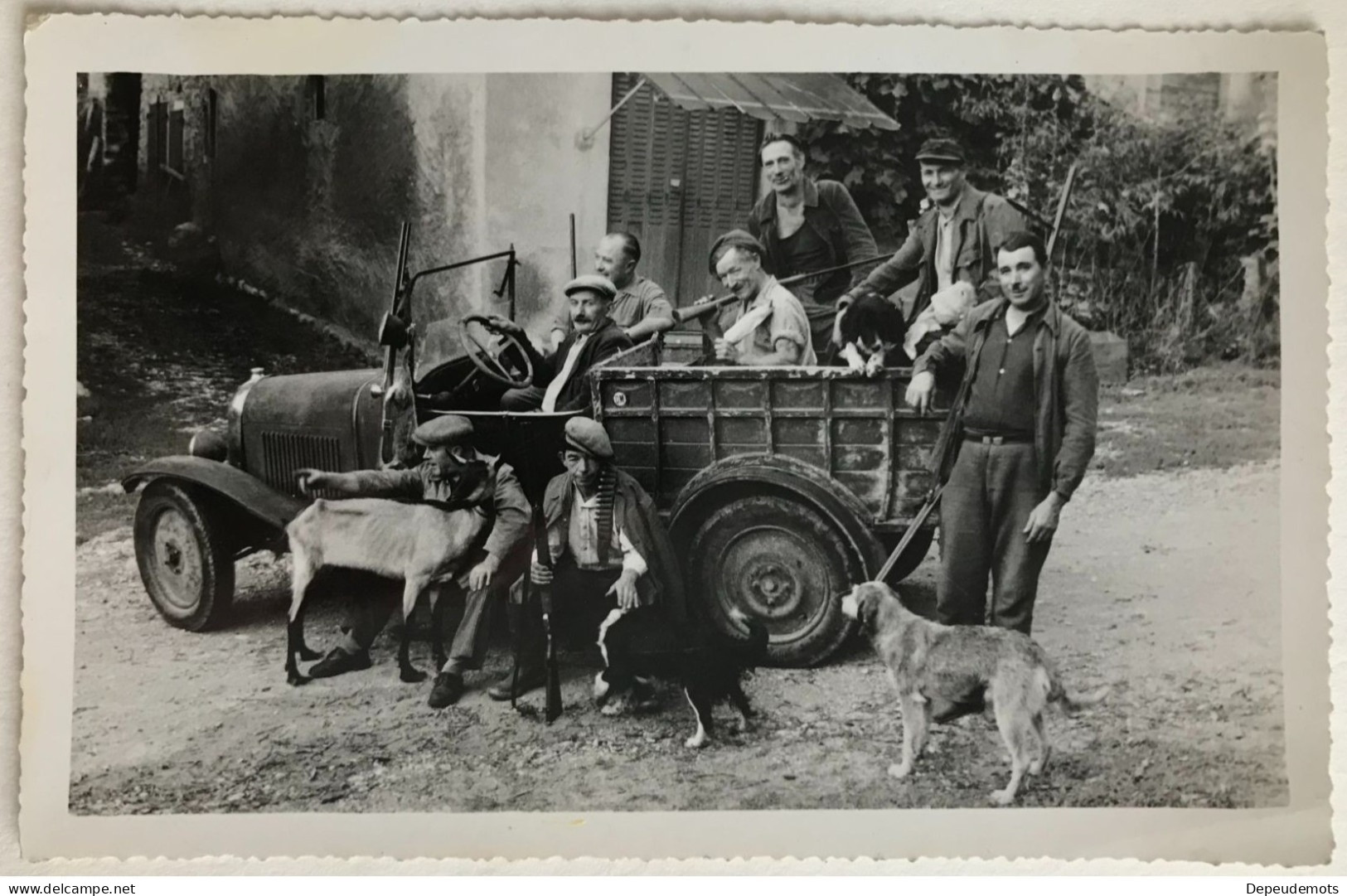 Photo Ancienne - Snapshot - Voiture Automobile Camionnette - Chasseur Chasse Chien - AMBÉRIEU Ain - Auto's