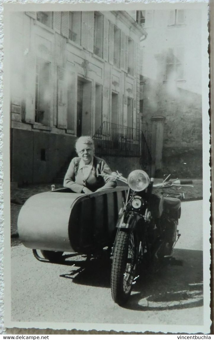 Photo Format Carte Postale Side-car Avec Personnage En Gros Plan (moto à Identifier) Parfait état - Motorbikes