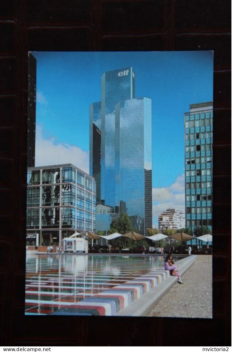 92 - COURBEVOIE LA DEFENSE : La Fontaine Musicale AGAM Et La Tour ELF - Courbevoie