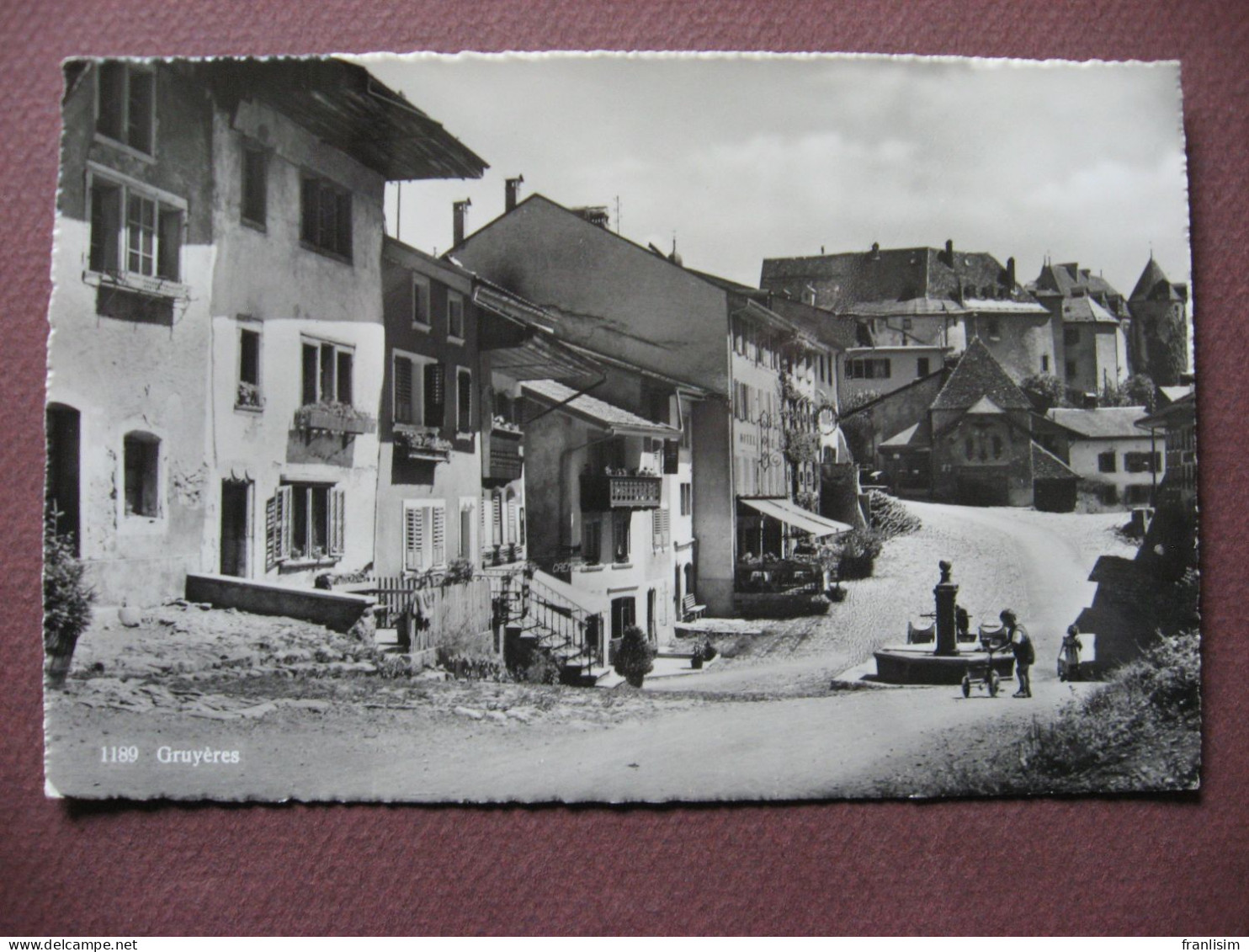 CPA PHOTO SUISSE Canton FRIBOURG GRUYERES Le Centre Vers La Fontaine ANIMEE Enfant Et Son Vélo Tricycle 1950 - Gruyères