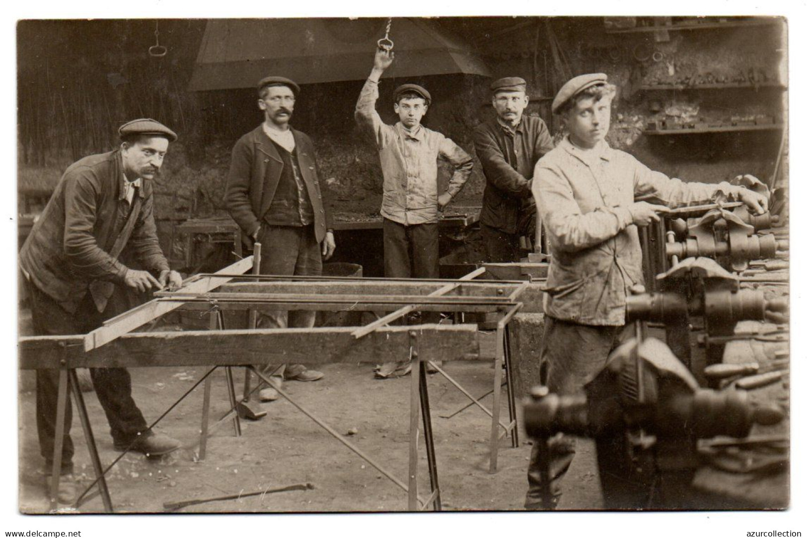 Intérieur D'atelier. Groupe D'ouvriers. Carte Photo Animée Non Située - Ambachten