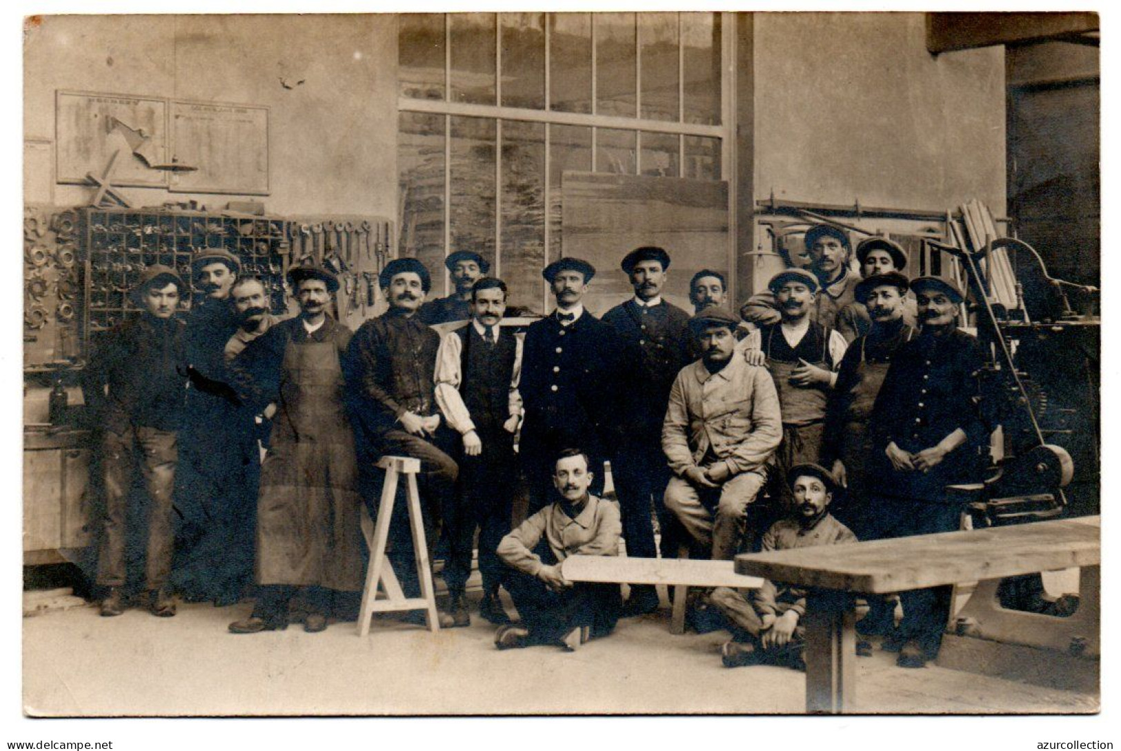 Groupe D'ouvriers. Intérieur D'atelier. Carte Photo Animée Non Située - Ambachten