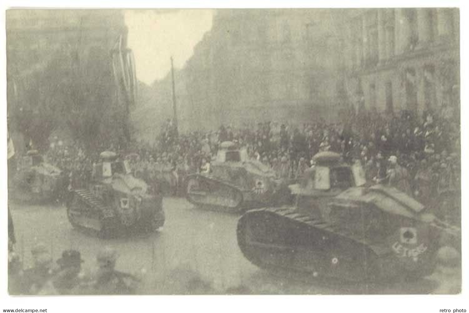 Cpa Le Défilé Des Troupes - Les Tanks     (MI) - Materiaal