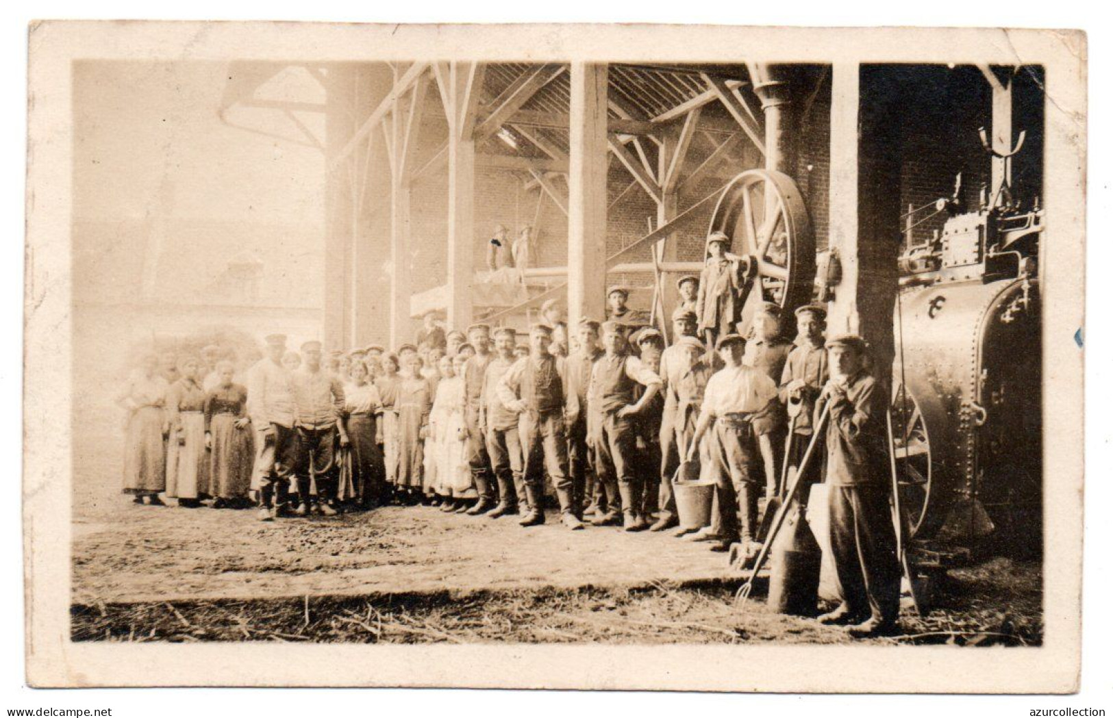 Intérieur De Ferme. Ouvriers Et Machine. Carte Photo Animée Non Située - Campesinos