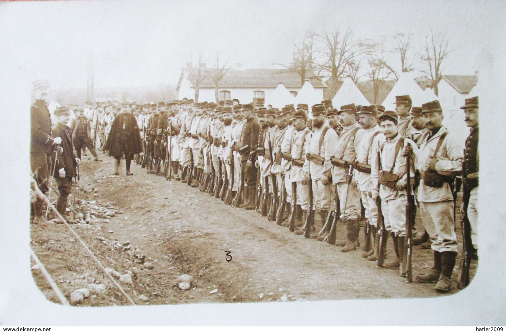 Carte Photo Militaire Revue COMPAGNIE Au Rapport Avec Commandant - Voir 4 Scans - Personen