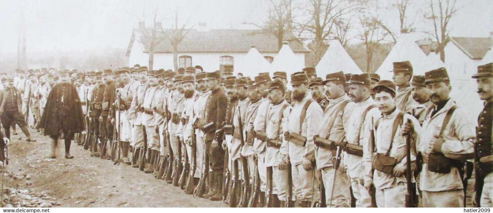 Carte Photo Militaire Revue COMPAGNIE Au Rapport Avec Commandant - Voir 4 Scans - Personen