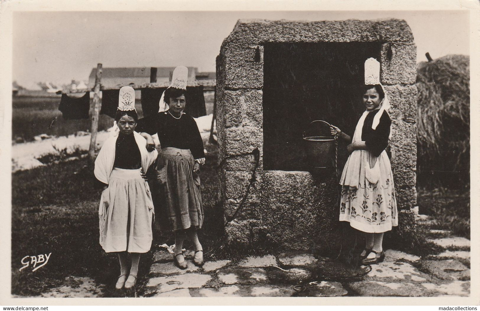 Guilvinec (29 - Finistère)  Jeunes Bigoudènes Au Vieux Puits Breton - Guilvinec