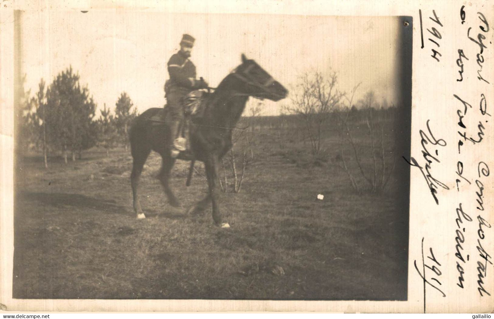 CARTE PHOTO DEPART D'UN COMBATTANT A SON POSTE DE LIAISON 1914 - Guerra 1914-18