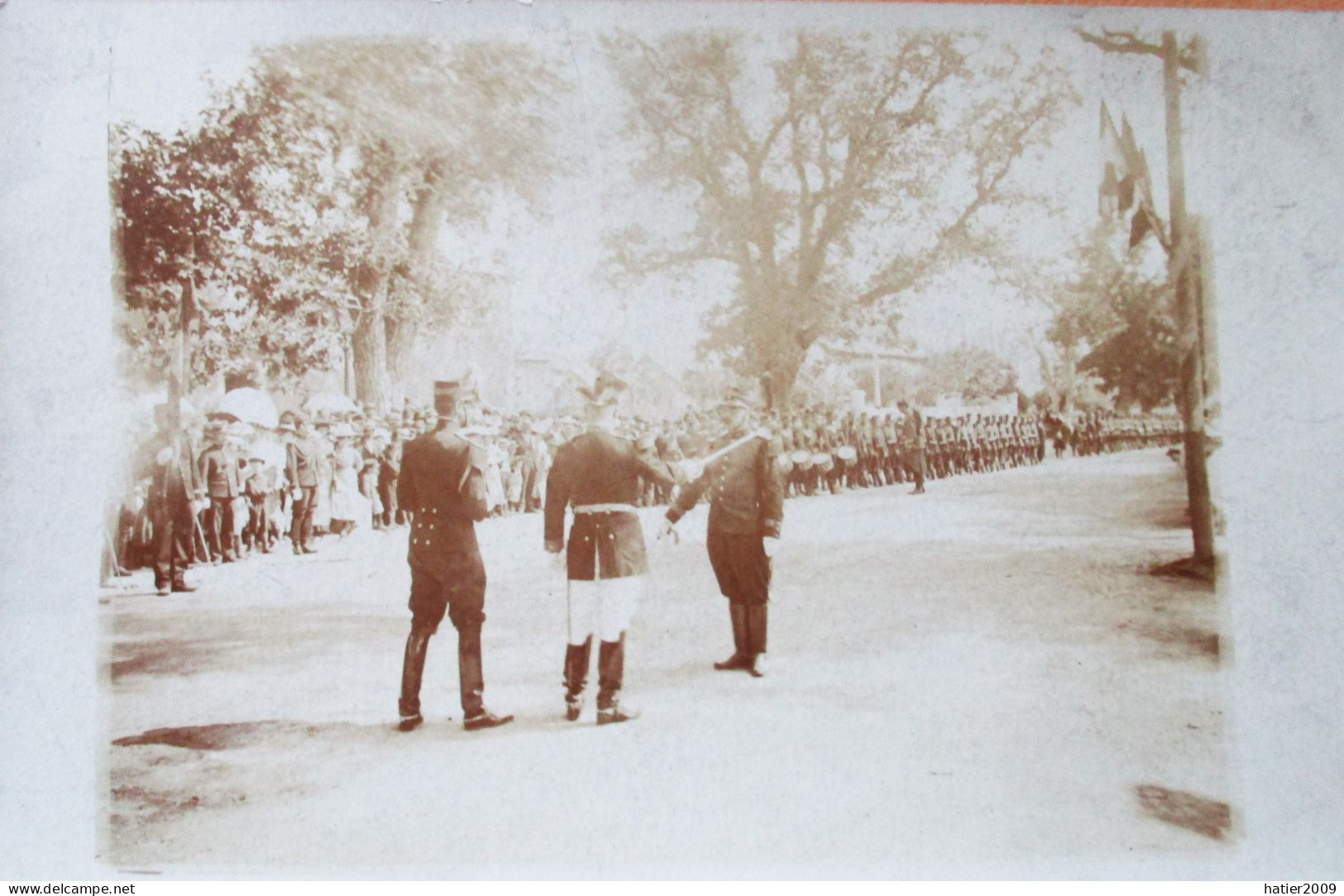 Carte Photo CEREMONIE Militaire Remise De Décoration / Medaille  Devant Public Civil Et Compagnie Militaire - Personajes