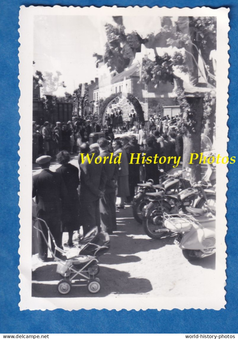 Photo Ancienne Snapshot - VIBRAYE - Jour De Fête - Pentecôte 1956 - Moto Scooter Poussette Foule Folklore Sarthe - Auto's