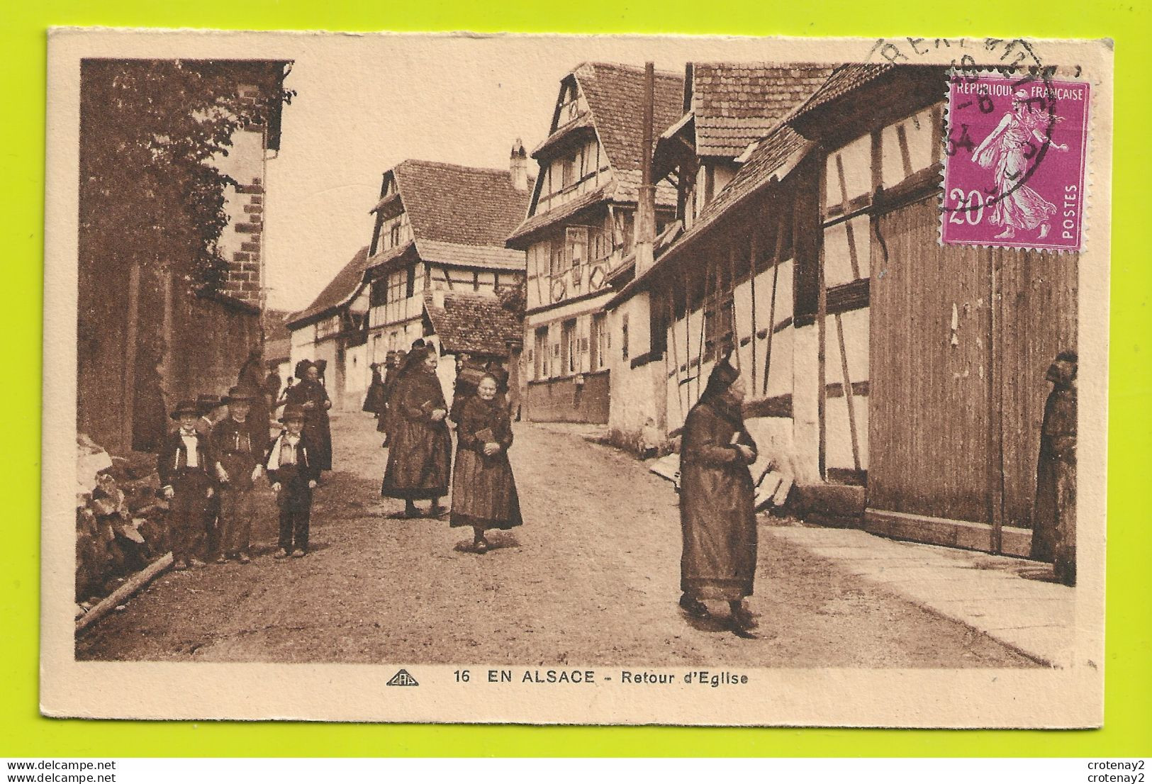 En ALSACE N°16 Retour D'Eglise Femmes Avec Missels Coiffes Et Enfants En 1934 - Alsace