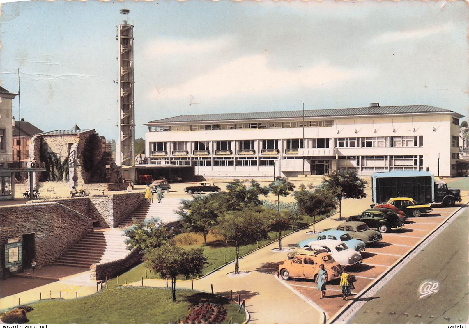 SAINT LO . La Place Et L'Hôtel De Ville . - Saint Lo