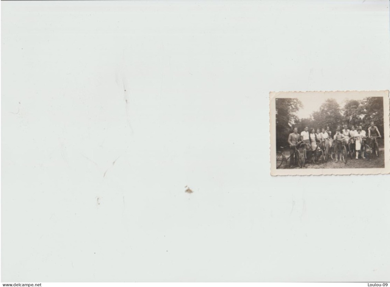 Arvigna (Ariège) Vers 1940-un Groupe De 13 Personnes En Bicyclette - Autres & Non Classés