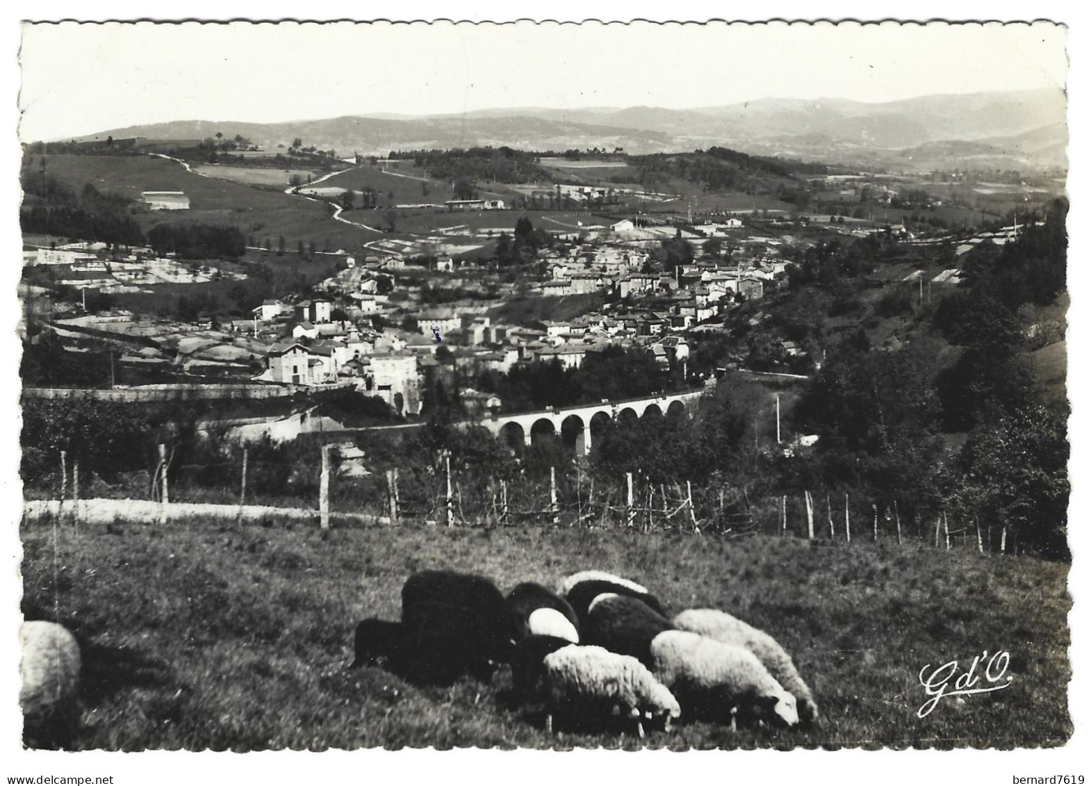 63 Olliergues - Vue Generale  A L'horizon  Monts Du Forez - Olliergues