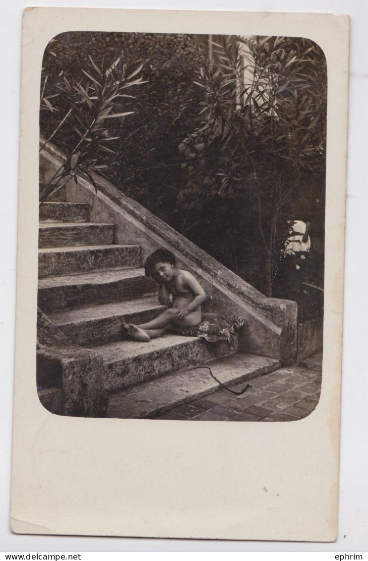Carte-photo Enfant Nu Sur Escalier - Retratos