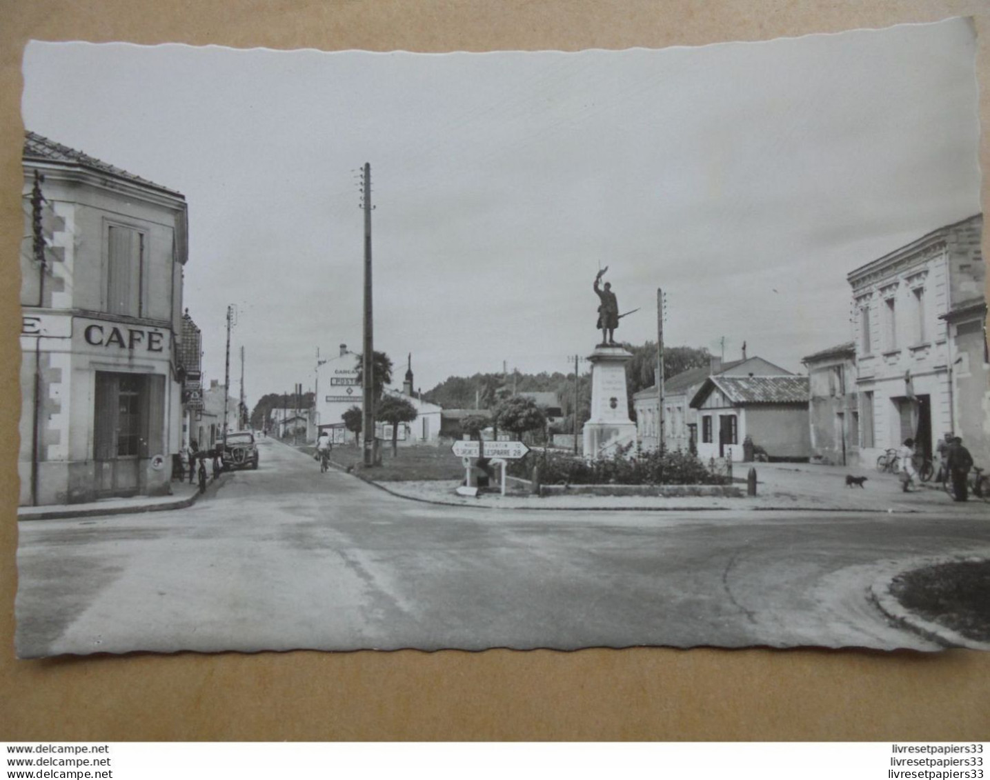 CPA (33) Carcans - Le Carrefour, Le Monument Aux Morts Et La Route De Maubuisson - Carcans