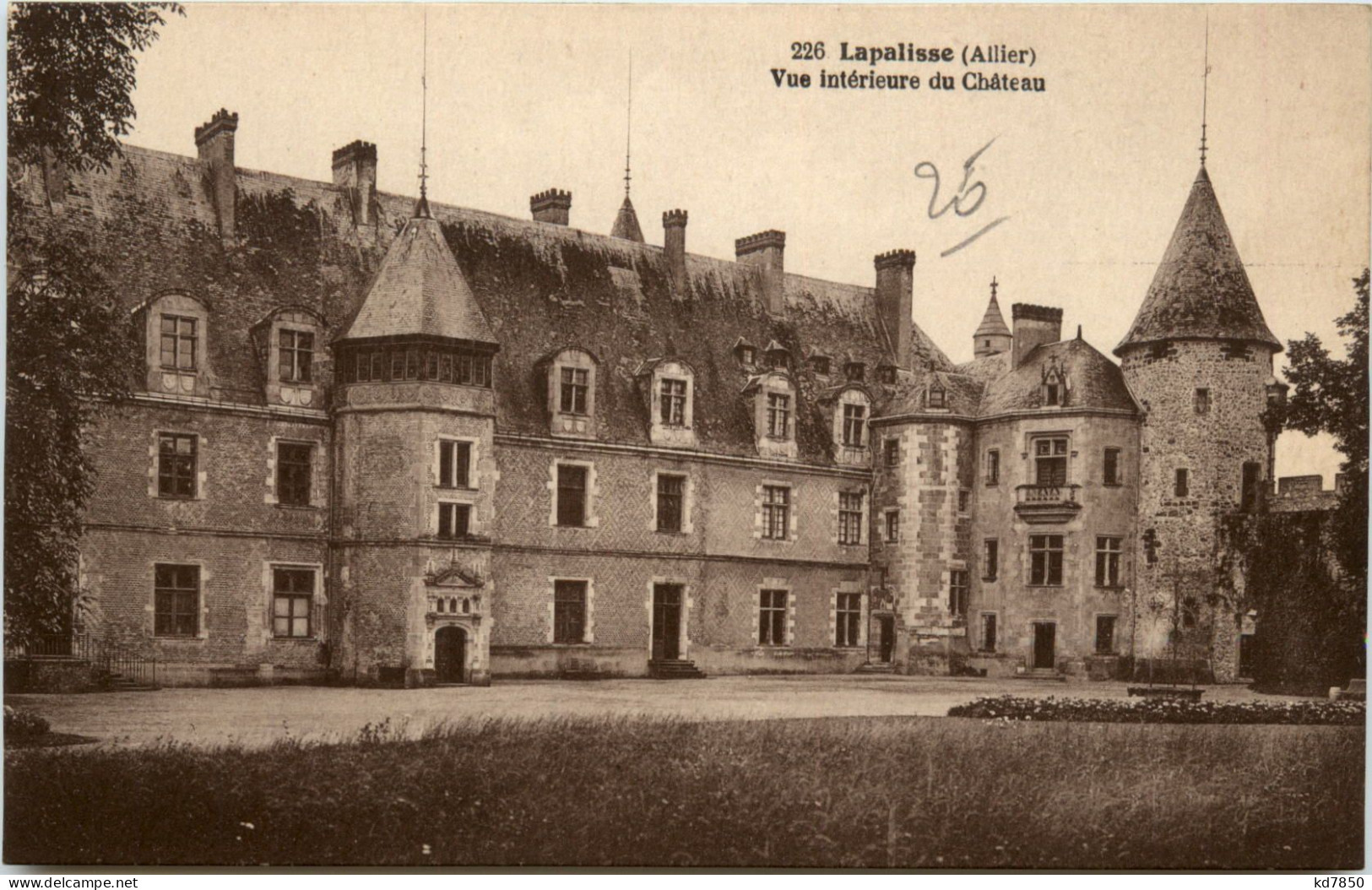 Lapalisse, Vue Interieure Du Chateau - Lapalisse