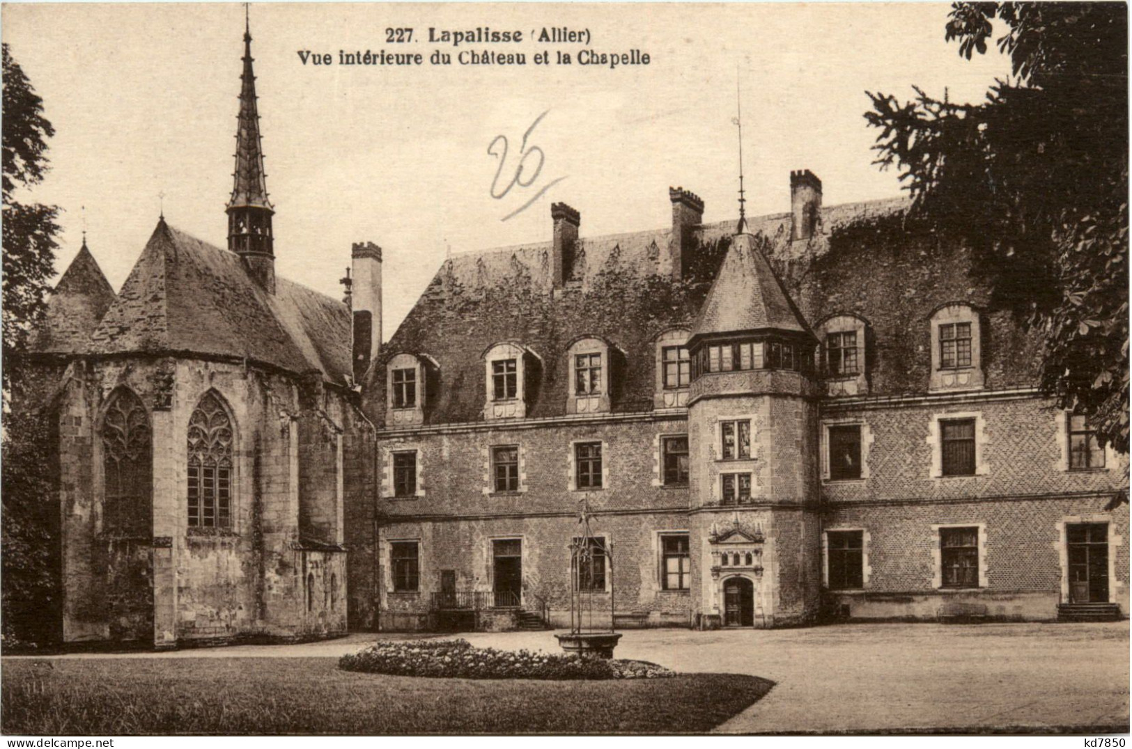 Lapalisse, Vue Interieure Du Chateau Et La Chapelle - Lapalisse