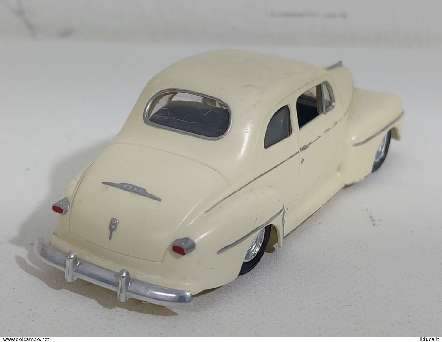 60755 Modellino In Plastica 1/43 - Patriotic Plymouth Coupè 1942 - Autres & Non Classés