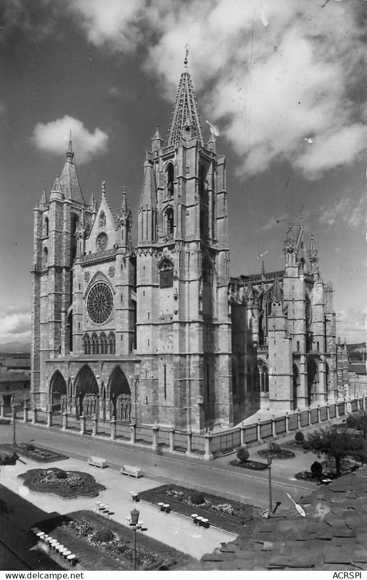 Castille-et-León  LEON  Fachada De La Cathedral    46  (scan Recto-verso)MA1936Ter - León