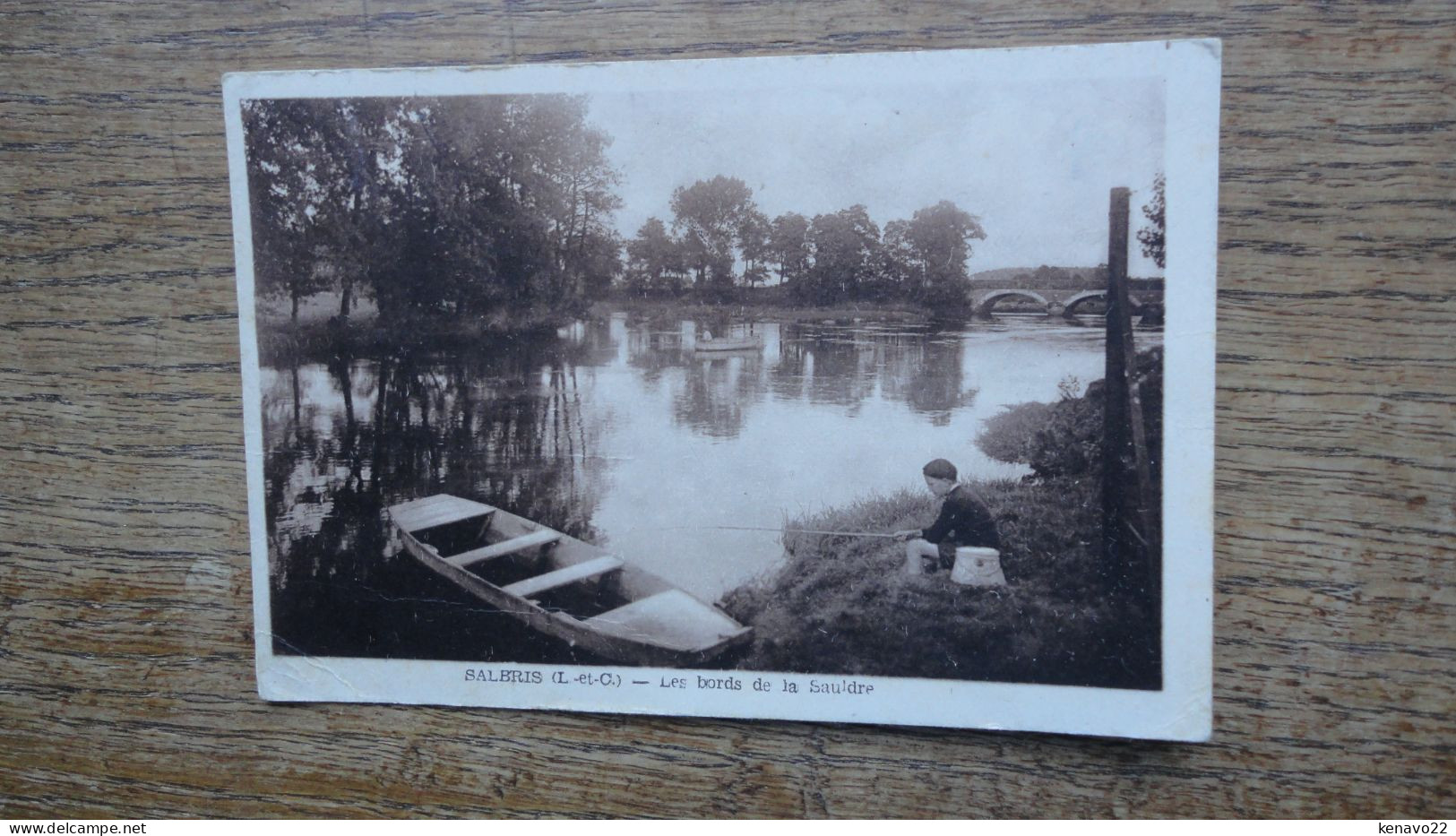 Salbris , Les Bords De La Sauldre "" Carte Animée Jeune Pêcheur à La Ligne "" "" Beau Timbre De 1950 "" - Salbris