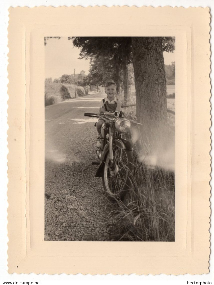 Snapshot Superbe Enfant Garçon Moto à Situer Identifier 40s 50s Composition - Anonieme Personen