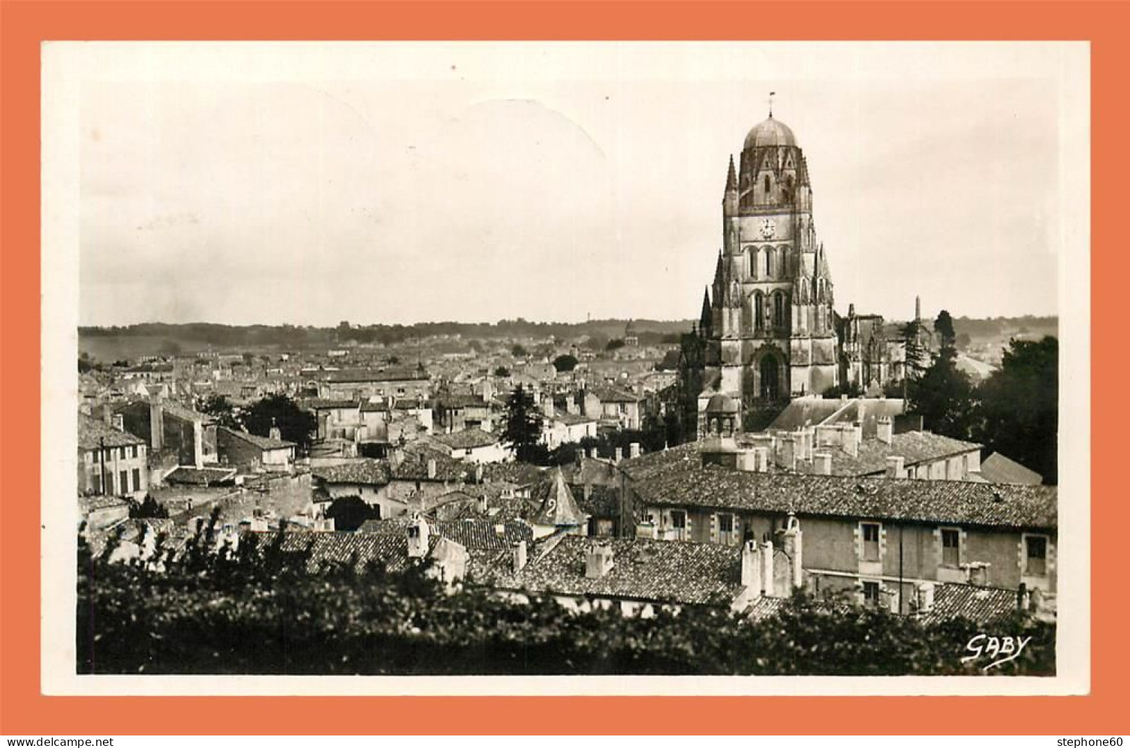 A700 / 367 17 - SAINTES Vue Générale Et Eglise Saint Pierre - Saintes