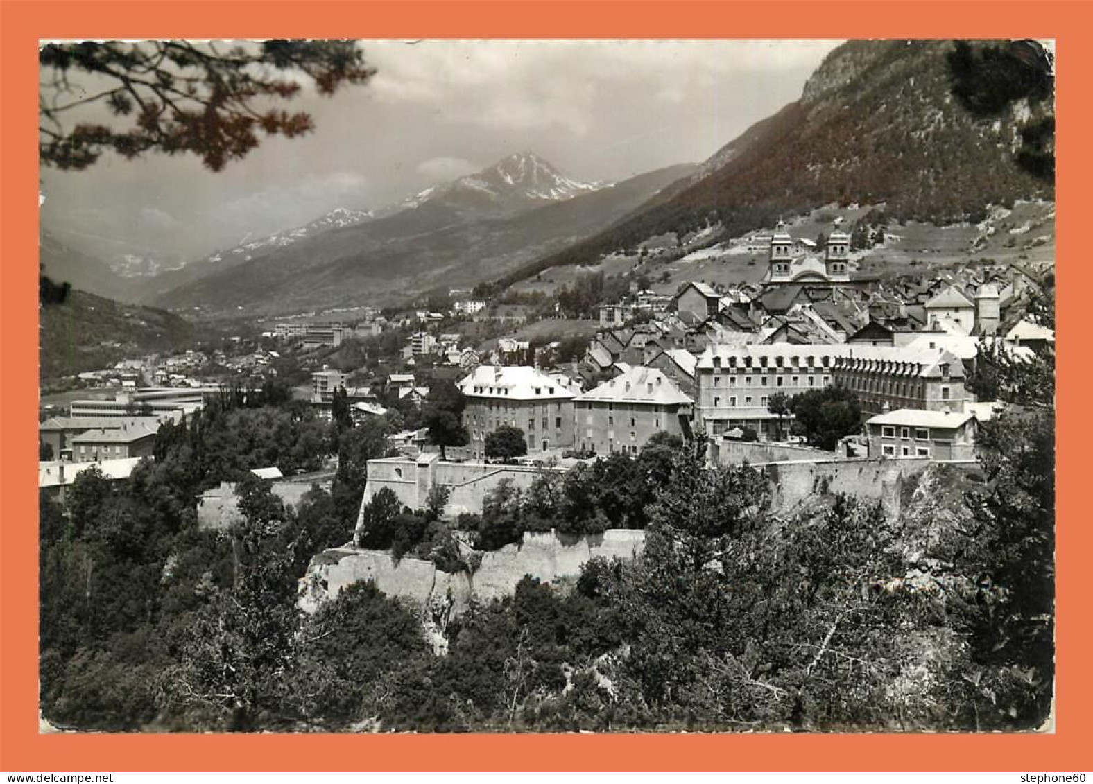 A713 / 277 05 - BRIANCON Remparts Et Les Casernes - Briancon