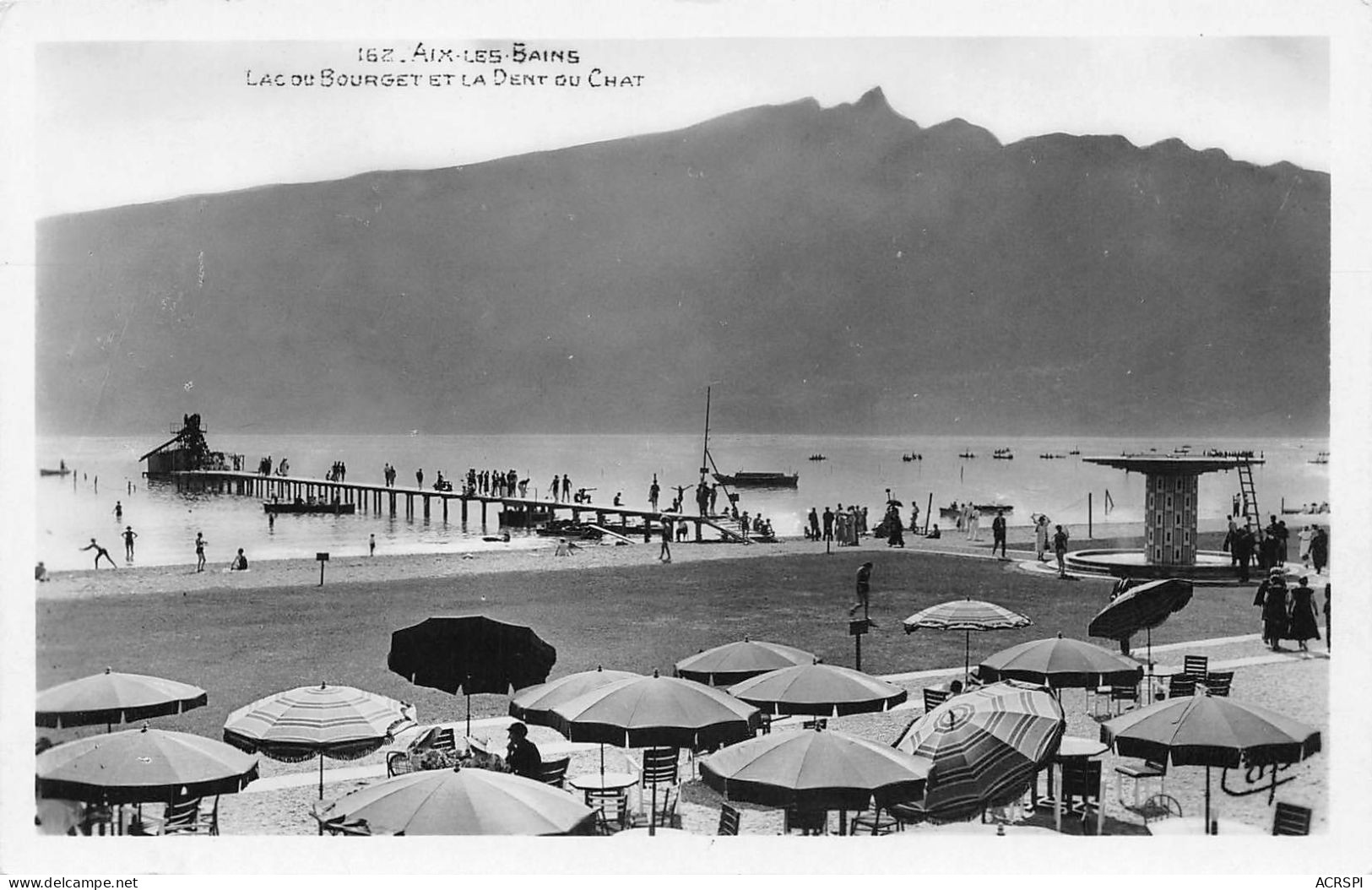 AIX LES BAINS  Lac Du Bourget Jetée Et Parasols   (scan R/V)  4 \PC1202 - Aix Les Bains