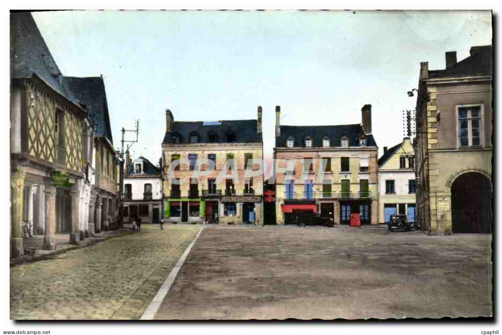 CPM La Guerche De Bretagne Les Vieux Porches Et Place De La Mairie - La Guerche-de-Bretagne
