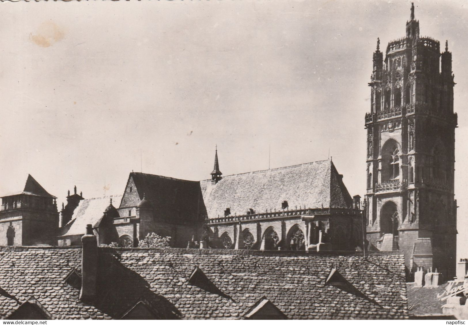 12-Rodez La Cathédrale Emergeant Des Toits - Rodez