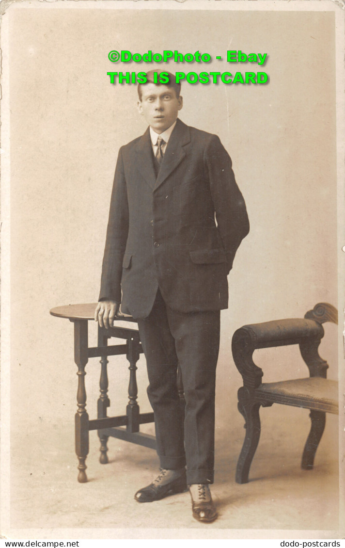 R406960 Man. Suit. Old Photography. Postcard - World