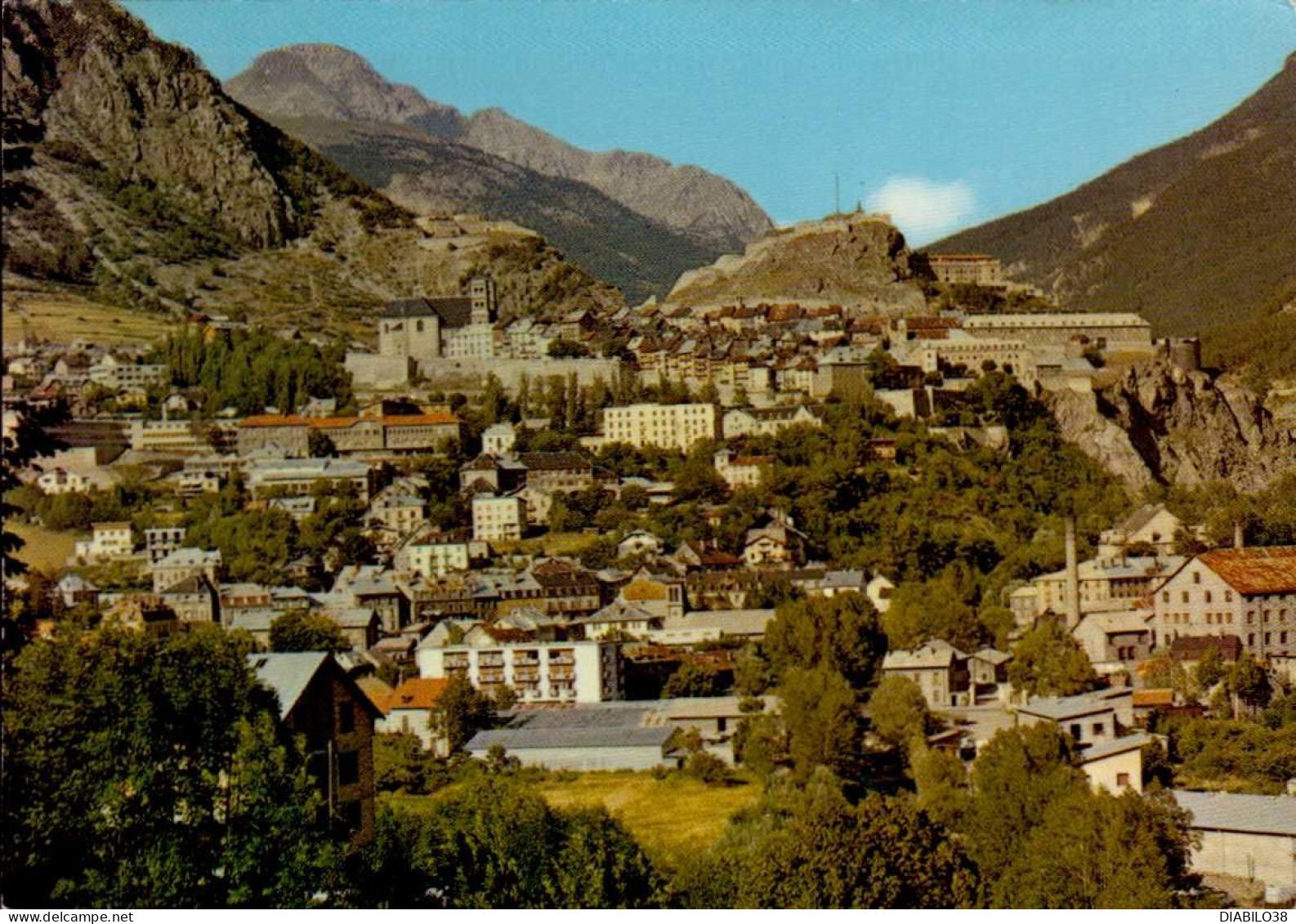 BRIANCON      ( HAUTES ALPES )   VUE D ' ENSEMBLE. AU FOND , LE CHABERTON - Briancon