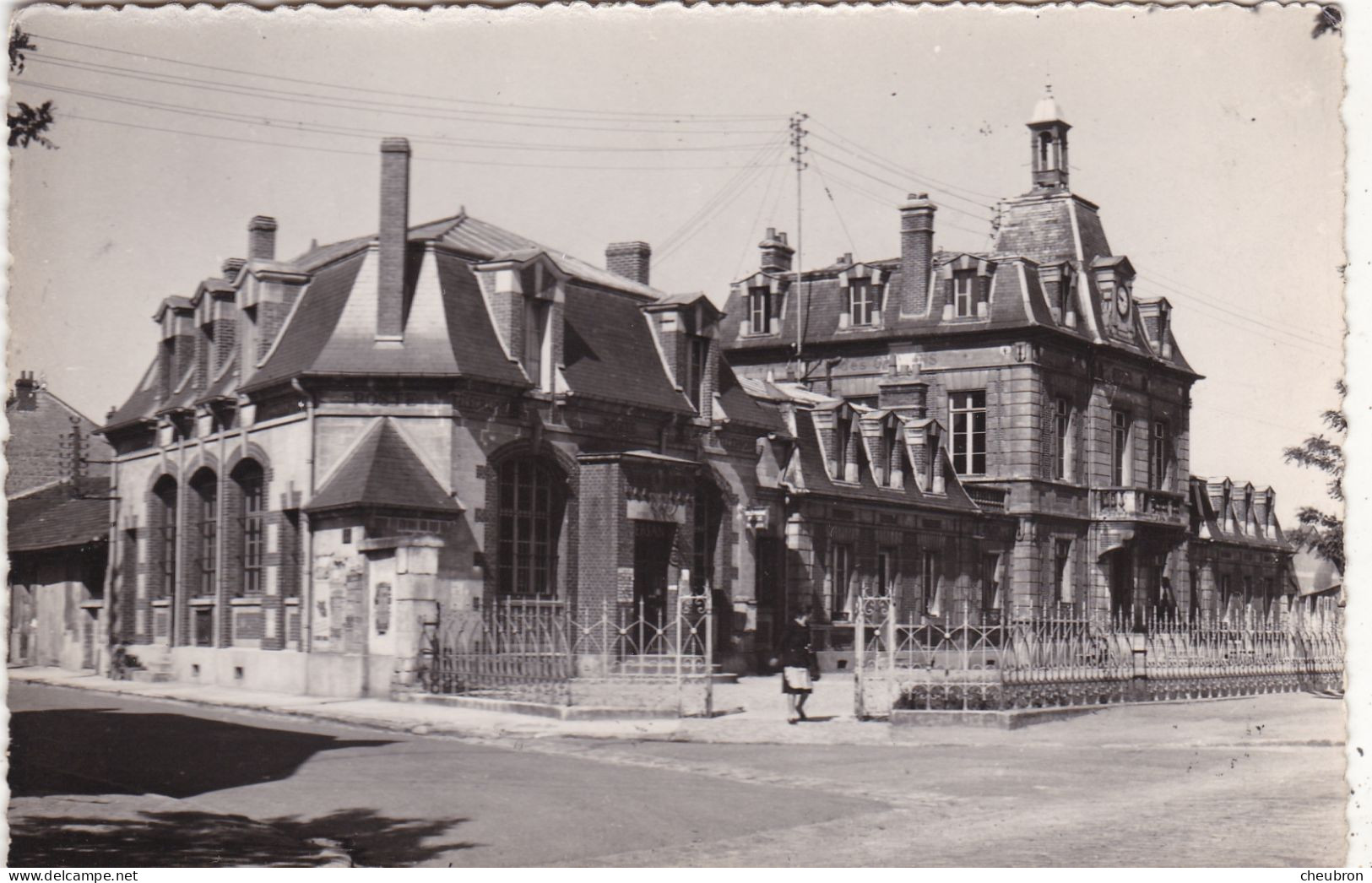 95. PERSAN. CPA. L'HOTEL DE VILLE ET LA POSTE. ANNEES 50 - Persan