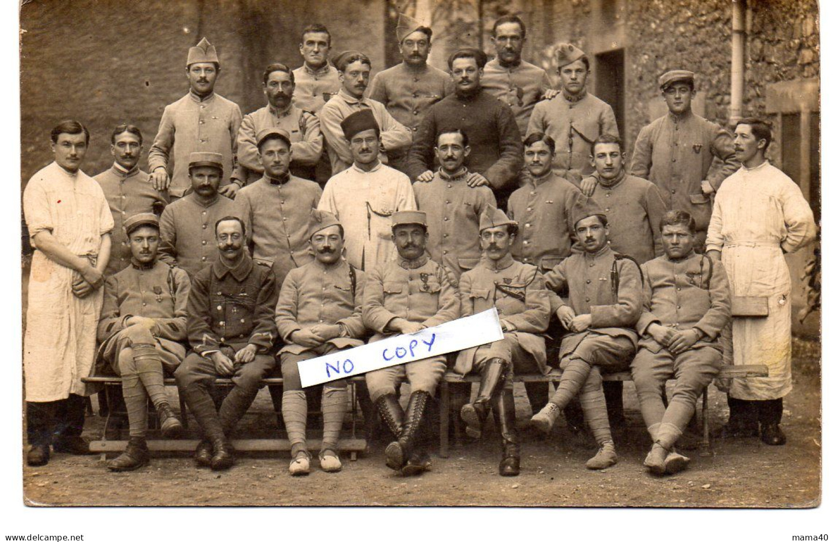 CARTE PHOTO DE 1918 - GRENOBLE - 38 -  MILITARIA - WWI -GROUPE DE  POILUS BLESSES AVEC INFIRMIERS ET DOCTEUR A L'HOPITAL - Fotografie