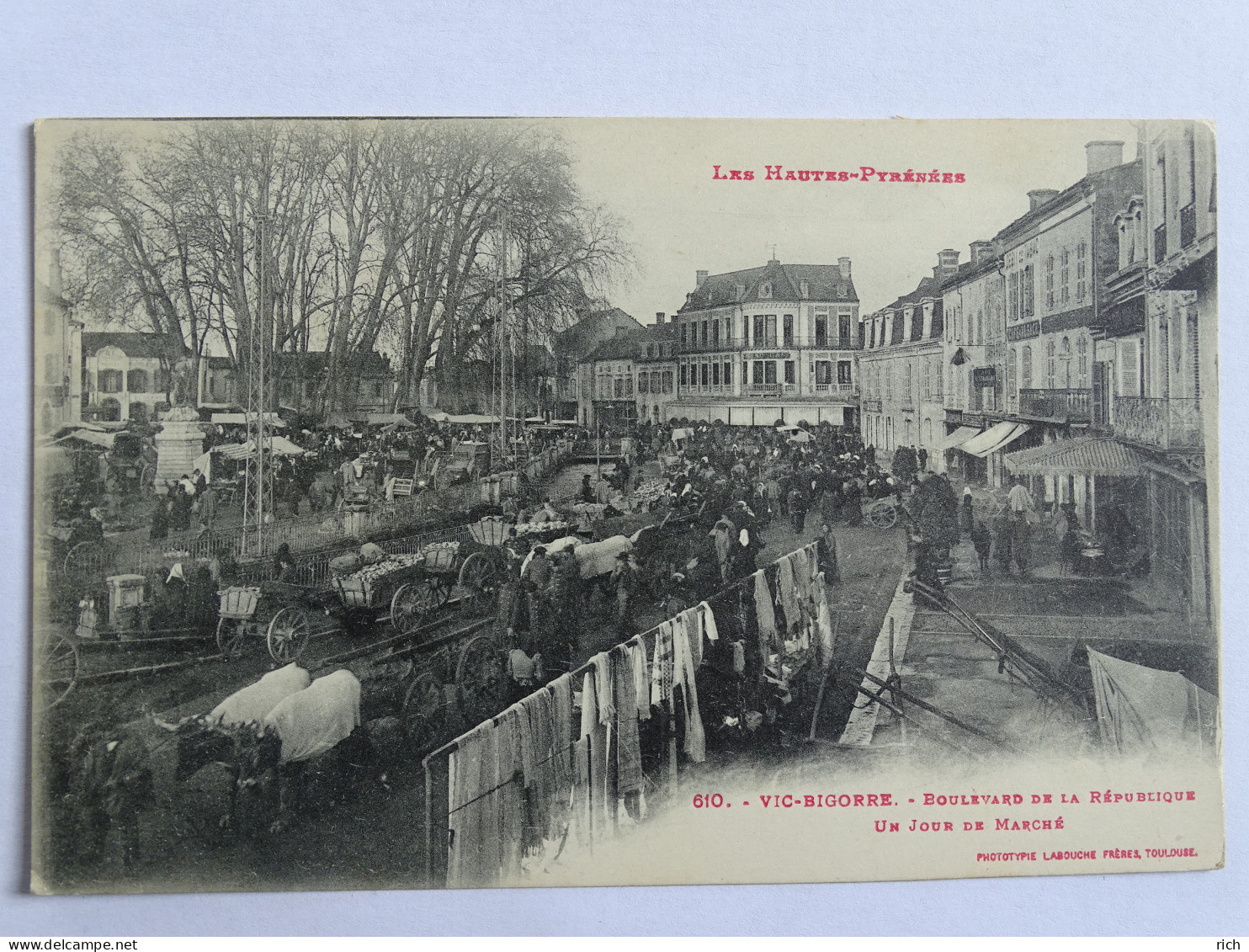 CPA 65 Hautes Pyrénées - VIC BIGORRE - Boulevard De La République - Un Jour De Marché - Vic Sur Bigorre