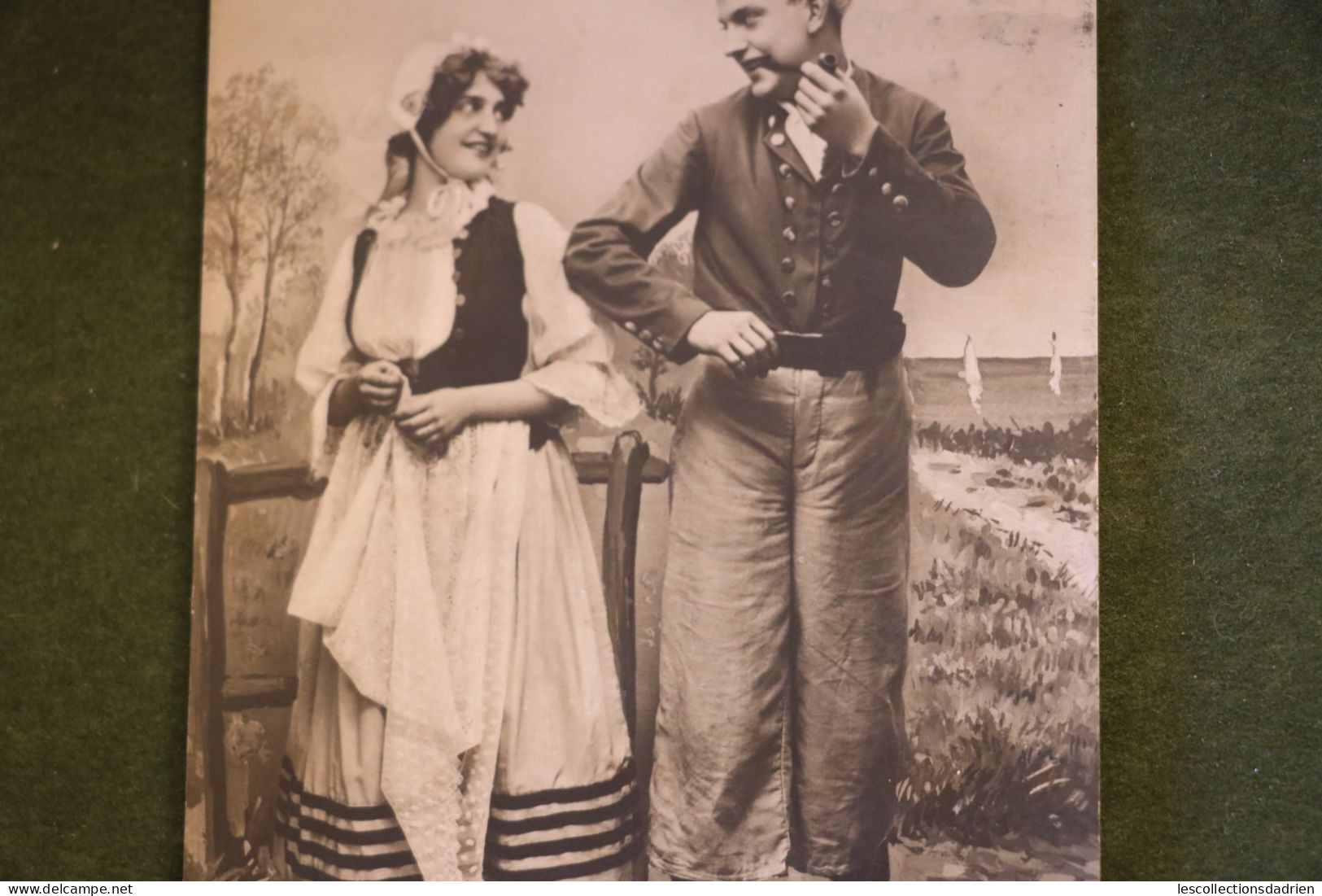 Carte Postale Couple En Costume Traditionnel - Sabots Pipe - Parejas