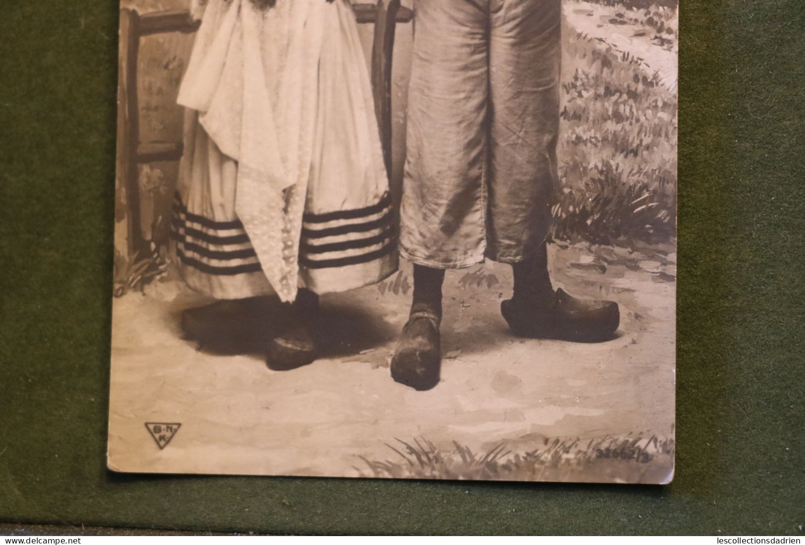 Carte Postale Couple En Costume Traditionnel - Sabots Pipe - Coppie