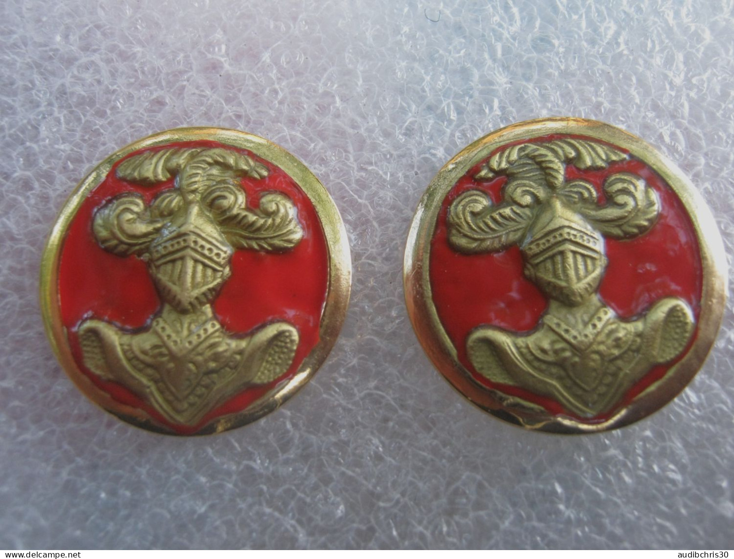 2 INSIGNES DE COL ARMEE FRANCAISE CAVALERIE / SPAHIS (FOND ROUGE + DORE) ETAT EXCELLENT - Esercito