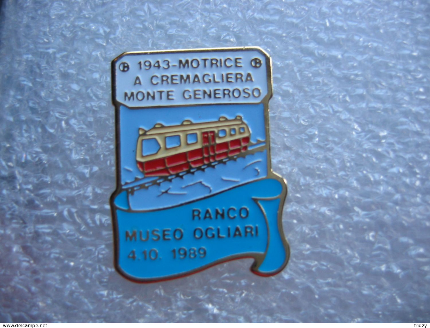 Pin's D'une Locomotive à Crémaillère à Monte Generoso (Suisse). Motrice De 1943 - Transport Und Verkehr