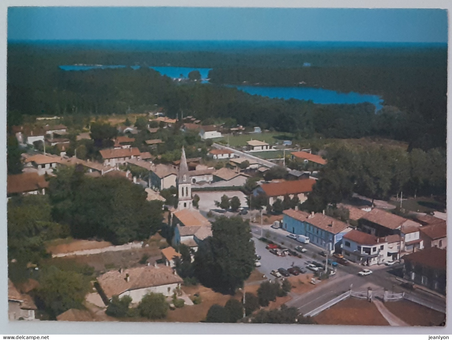 HOSTENS (33 Gironde) - Vue Du Centre Du Village / Eglise / Lac En Arrière Plan - Autres & Non Classés