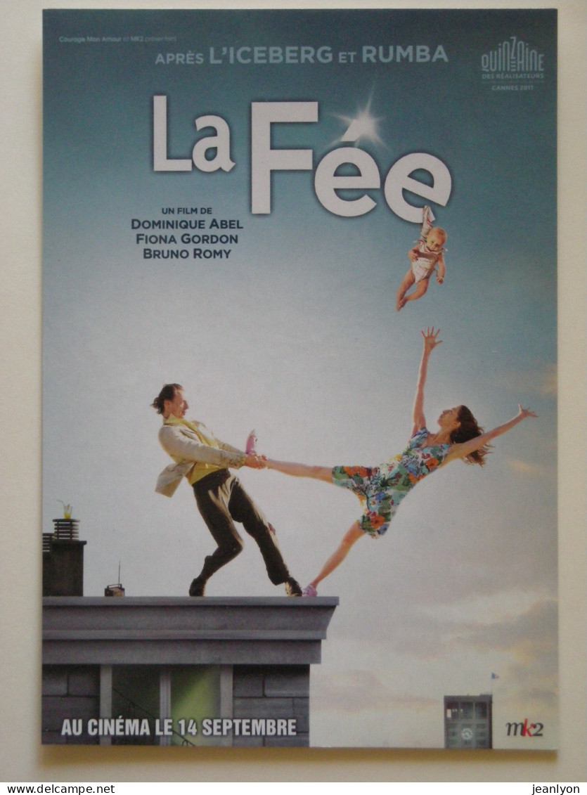 CINEMA / FILM LA FEE - Homme Et Femme Sur Le Toit D'un Immeuble - Bébé Accroché Au E - Carte Affiche Du Film D. Abel - Posters On Cards