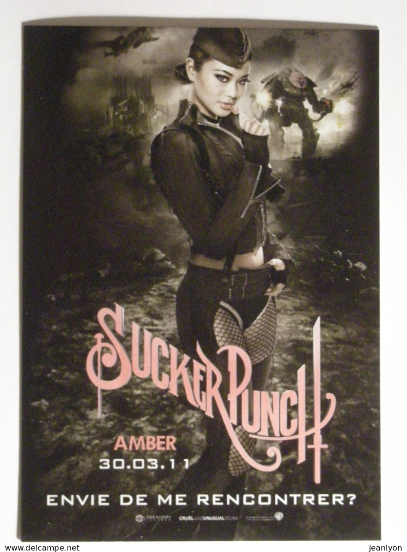 FILM SUCKER PUNCH - AMBER - Femme Avec Sucette - Carte Publicitaire Du Film - Plakate Auf Karten