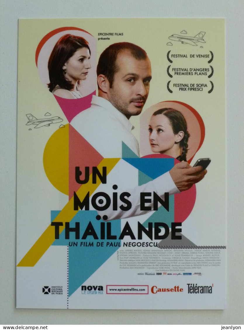 CINEMA / FILM UN MOIS EN THAILANDE De Paul NEGOESCU - Festival Venise - Avion - Homme Avec Portable -carte Publicitaire - Affiches Sur Carte