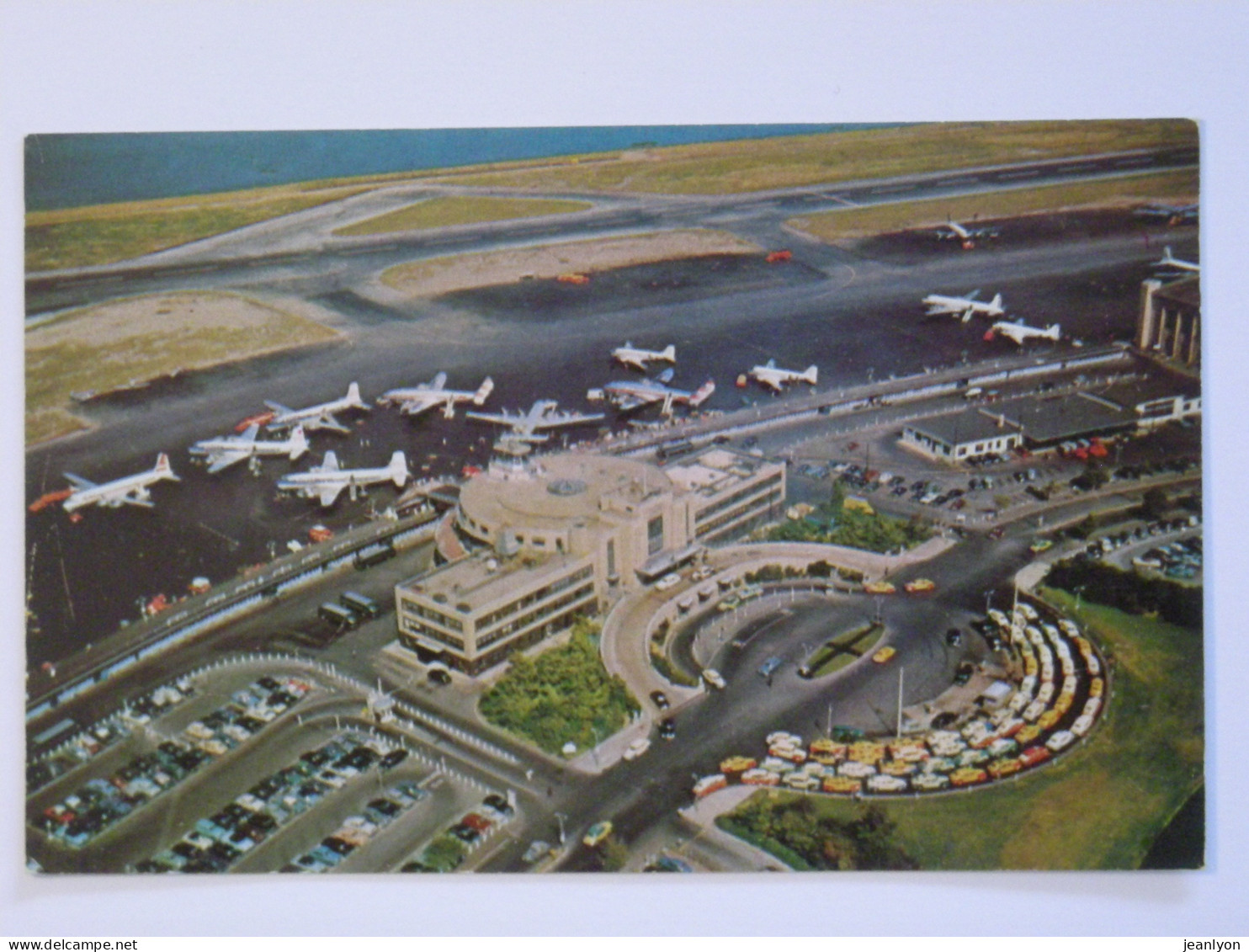 AEROPORT / AVION - GUARDIA AIRPORT NEW YORK - Vue Des Bâtiments, Pistes, Avions Au Sol - Parking Avec Voitures - 1946-....: Modern Era