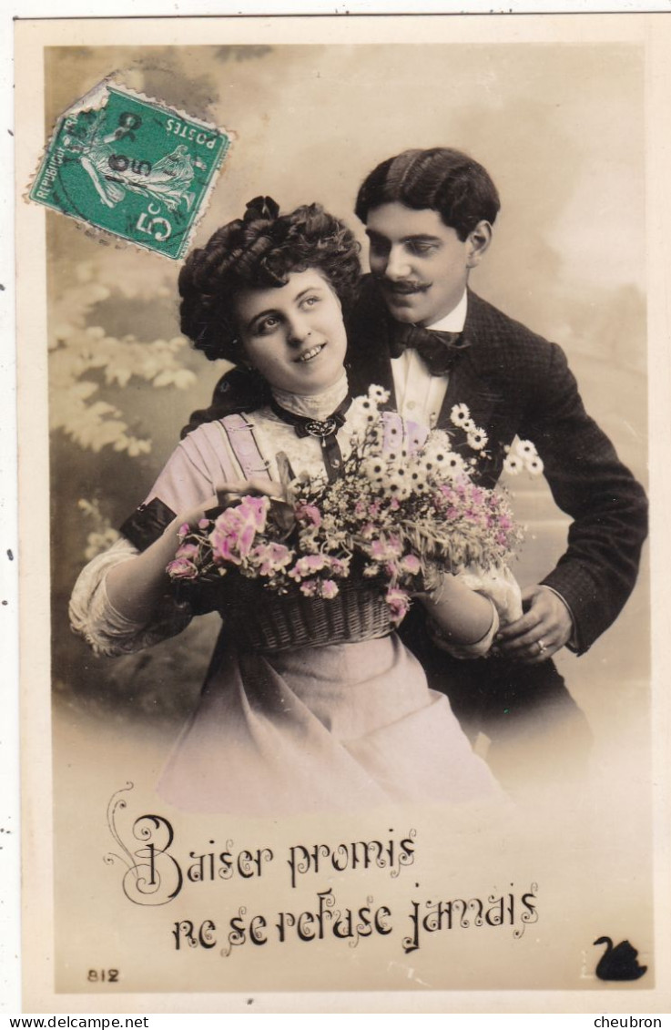 COUPLES . CPA FANTAISIE COULEUR  BRILLANTE  .COUPLE. " BAISER PROMIS NE SE REFUSE JAMAIS  ". ANNEE 1911 + TEXTE - Couples