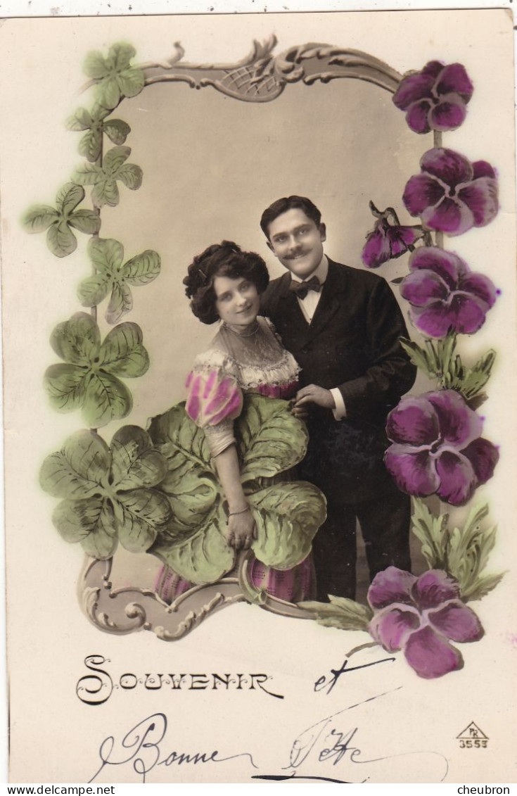 COUPLES . CPA FANTAISIE COULEUR  BRILLANTE  .COUPLE. " SOUVENIR ". DECOR ART NOUVEAU . TREFLES ET PENSEES + TEXTE - Koppels