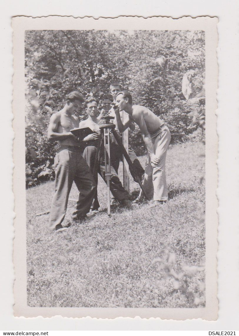 Shirtless Muscle Guys, Working With Old Geodetic Theodolite, Scene, Vintage Orig Photo 5.8x8.6cm. (64960) - Personnes Anonymes