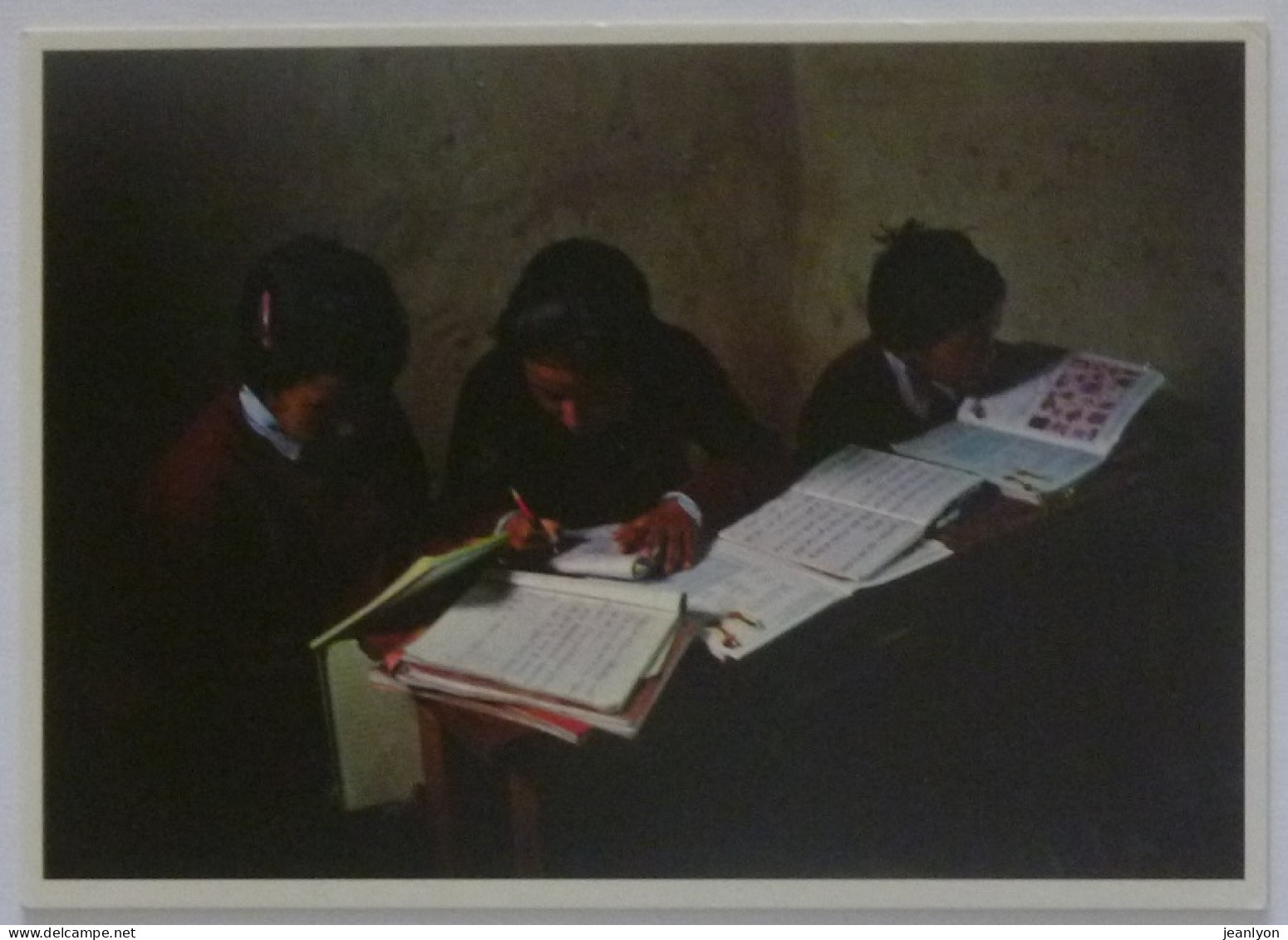 ECOLE - Classe De Amchi - Médecin - à Lo Manthang , Capitale Du Mustang NEPAL  - Schulen